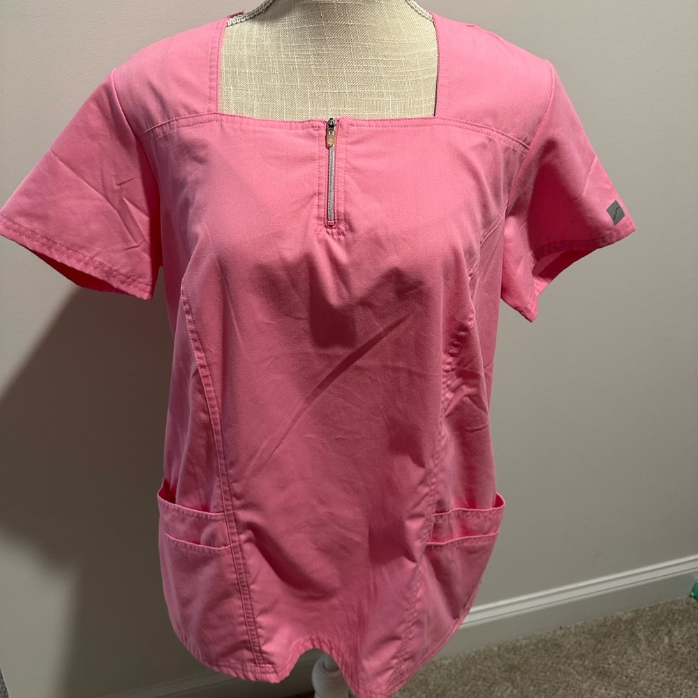 NEVERWORN Woman’s Butter-soft scrub top